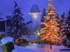 Kerstkaarten, mooie kerstboom in een idyllisch bergachtig dorp